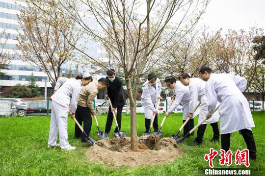 男子罹患多種疾病 同時換心臟和主動脈獲新生