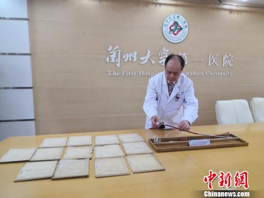 蘭大附屬醫(yī)院共述老院長(zhǎng)故事 傳承“中國(guó)胃鏡之父”榜樣精神 蘭大附屬醫(yī)院共述老院長(zhǎng)故事 傳承“中國(guó)胃鏡之父”榜樣精神