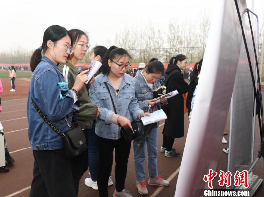山西醫(yī)衛(wèi)招聘會(huì)吸引2萬(wàn)余人應(yīng)聘 官方首次為民營(yíng)醫(yī)院招才搭臺(tái) 山西醫(yī)衛(wèi)招聘會(huì)吸引2萬(wàn)余人應(yīng)聘 官方首次為民營(yíng)醫(yī)院招才搭臺(tái)