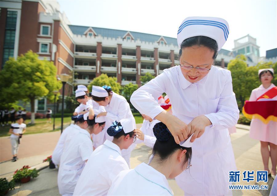 江蘇南通：授帽儀式迎接護(hù)士節(jié)