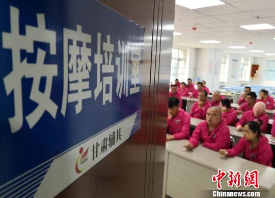 探訪甘肅輔具中心:枯燥工作送出愛心 量身定制適量陪訓 探訪甘肅輔具中心:枯燥工作送出愛心 量身定制適量陪訓