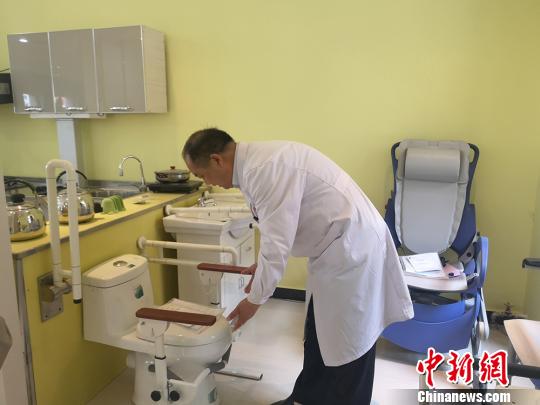探訪甘肅輔具中心:枯燥工作送出愛心 量身定制適量陪訓 探訪甘肅輔具中心:枯燥工作送出愛心 量身定制適量陪訓