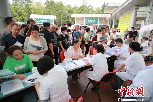 醫學專家談丙肝治療:初期癥狀不明顯 高危人群應盡早篩查-易網健康<a href=http://www.fnaogov.cn/jkys/ target=_blank class=infotextkey>養生</a>網 醫學專家談丙肝治療:初期癥狀不明顯 高危人群應盡早篩查