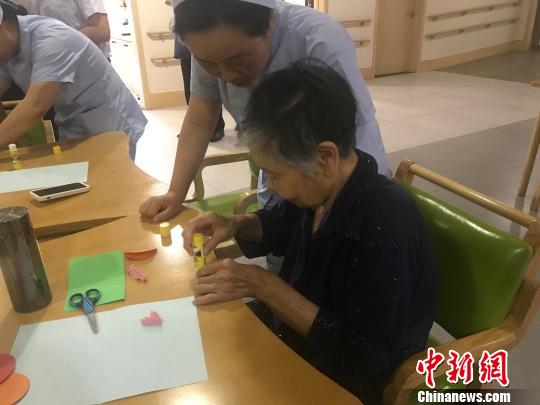 山西探索“互聯(lián)網(wǎng)+養(yǎng)老” 開啟智慧養(yǎng)老服務(wù)新模式-易網(wǎng)<a href=http://www.fnaogov.cn/ target=_blank class=infotextkey>健康養(yǎng)生</a>網(wǎng) 山西探索“互聯(lián)網(wǎng)+養(yǎng)老” 開啟智慧養(yǎng)老服務(wù)新模式