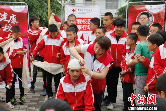 中國紅基會在甘肅援建11所博愛校醫室-易網健康<a href=http://www.fnaogov.cn/jkys/ target=_blank class=infotextkey>養生</a>網 中國紅基會在甘肅援建11所博愛校醫室