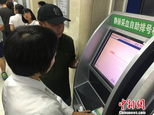 北京醫改首個工作日探訪:費用有升有降 服務持續改善-易網健康<a href=http://www.fnaogov.cn/jkys/ target=_blank class=infotextkey>養生</a>網 北京醫改首個工作日探訪:費用有升有降 服務持續改善