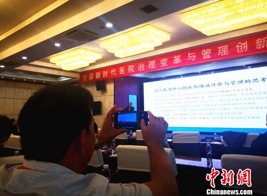 甘肅醫(yī)院院長攜手共商管理 倡“跳出”和“鉆進”理念-易網(wǎng)健康<a href=http://www.fnaogov.cn/jkys/ target=_blank class=infotextkey>養(yǎng)生</a>網(wǎng) 甘肅醫(yī)院院長攜手共商管理 倡“跳出”和“鉆進”理念