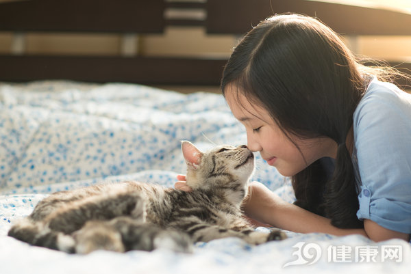 擼貓緩解老年癡呆!那么問題來了,你有貓嗎?-易網<a href=http://www.fnaogov.cn/ target=_blank class=infotextkey>健康養生</a>網 擼貓緩解老年癡呆!那么問題來了,你有貓嗎?