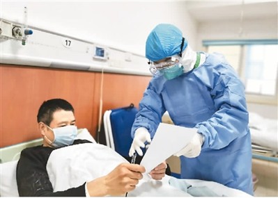 “患者治愈出院,我們更有信心了!”-易網健康<a href=http://www.fnaogov.cn/jkys/ target=_blank class=infotextkey>養生</a>網 “患者治愈出院,我們更有信心了!”
