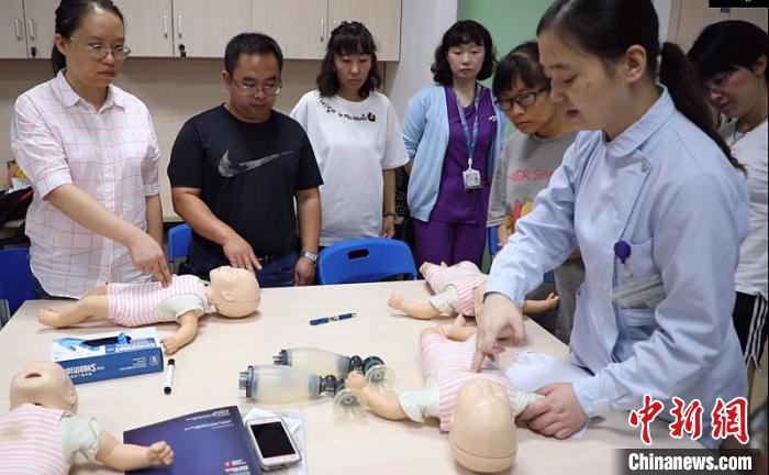 40名中西部地區兒科醫護上海“一對一”入科室跟班進修-易網健康<a href=http://www.fnaogov.cn/jkys/ target=_blank class=infotextkey>養生</a>網 40名中西部地區兒科醫護上海“一對一”入科室跟班進修