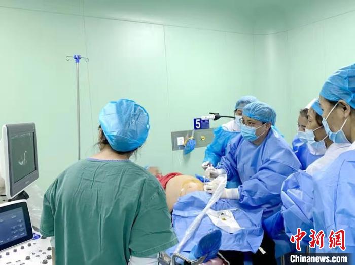 上海醫生為西藏帶去創造性治療手段 醫療援藏重“輸血”-易網<a href=http://www.fnaogov.cn/ target=_blank class=infotextkey>健康養生</a>網 上海醫生為西藏帶去創造性治療手段 醫療援藏重“輸血”