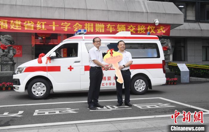 福建省紅十字會捐贈13輛監護型救護車助抗疫