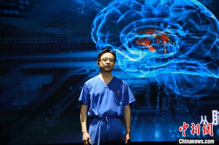 張文宏回憶打動人心的“黨員先上”:“是科室的常態”-易網健康<a href=http://www.fnaogov.cn/jkys/ target=_blank class=infotextkey>養生</a>網 張文宏回憶打動人心的“黨員先上”:“是科室的常態”