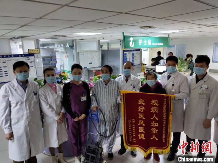 國內首例商用人工心臟植入患者在四川康復出院-易網健康<a href=http://www.fnaogov.cn/jkys/ target=_blank class=infotextkey>養(yǎng)生</a>網 國內首例商用人工心臟植入患者在四川康復出院
