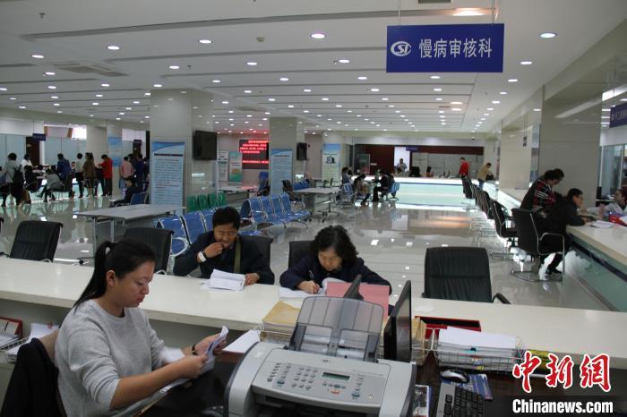 27省份開展普通門診費跨省直接結(jié)算試運行-易網(wǎng)<a href=http://www.fnaogov.cn/ target=_blank class=infotextkey>健康養(yǎng)生</a>網(wǎng) 27省份開展普通門診費跨省直接結(jié)算試運行