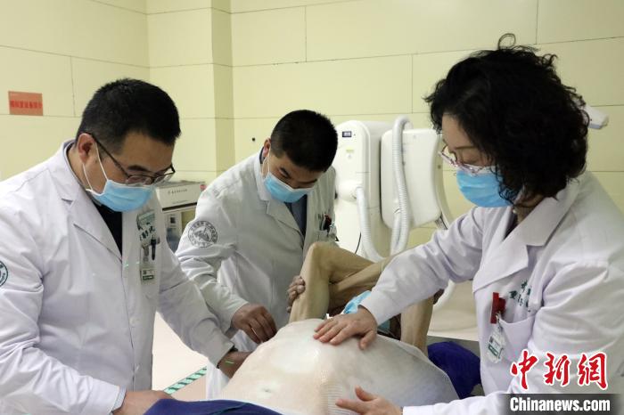 探訪中國首個碳離子癌癥治療中心:已達全球同等水平-易網健康<a href=http://www.fnaogov.cn/jkys/ target=_blank class=infotextkey>養生</a>網 探訪中國首個碳離子癌癥治療中心:已達全球同等水平