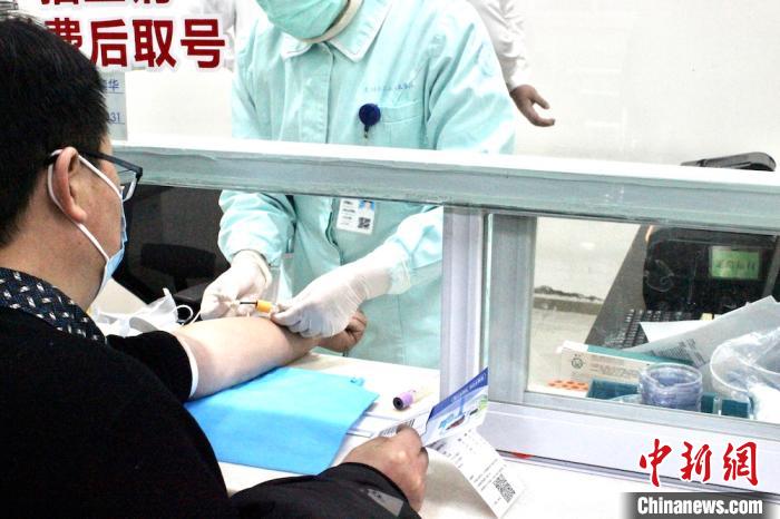 “全國愛肝日”無錫開展全民科普公益義診 呵護市民“心肝寶貝”-易網(wǎng)健康<a href=http://www.fnaogov.cn/jkys/ target=_blank class=infotextkey>養(yǎng)生</a>網(wǎng) “全國愛肝日”無錫開展全民科普公益義診 呵護市民“心肝寶貝”