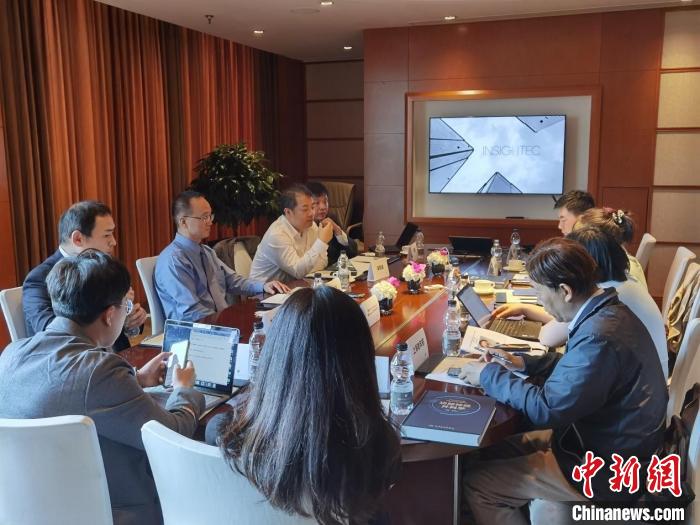 新技術(shù)“磁波刀”進(jìn)入中國臨床 造福特發(fā)性震顫患者-易網(wǎng)健康<a href=http://www.fnaogov.cn/jkys/ target=_blank class=infotextkey>養(yǎng)生</a>網(wǎng) 新技術(shù)“磁波刀”進(jìn)入中國臨床 造福特發(fā)性震顫患者