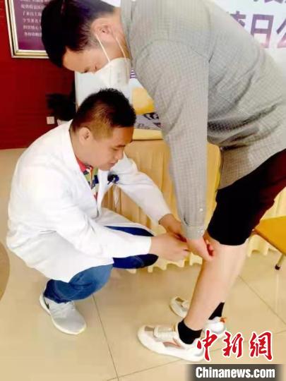 膝關(guān)節(jié)疾病困擾民眾 專家倡導(dǎo)早發(fā)現(xiàn)、早接受適宜治療-易網(wǎng)健康<a href=http://www.fnaogov.cn/jkys/ target=_blank class=infotextkey>養(yǎng)生</a>網(wǎng) 膝關(guān)節(jié)疾病困擾民眾 專家倡導(dǎo)早發(fā)現(xiàn)、早接受適宜治療