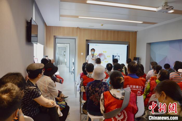 全國愛眼日,老年群體如何保持健康用眼?-易網<a href=http://www.fnaogov.cn/ target=_blank class=infotextkey>健康養生</a>網 全國愛眼日,老年群體如何保持健康用眼?
