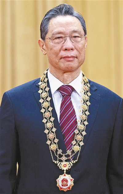 大醫大愛守護生命(奮斗百年路啟航新征程·“共和國勛章”獲得者)-易網健康<a href=http://www.fnaogov.cn/jkys/ target=_blank class=infotextkey>養生</a>網 大醫大愛守護生命(奮斗百年路啟航新征程·“共和國勛章”獲得者)