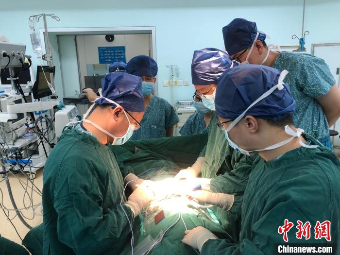 山西五旬母親捐腎救子 醫院進行跨血型腎移植-易網<a href=http://www.fnaogov.cn/ target=_blank class=infotextkey>健康養生</a>網 山西五旬母親捐腎救子 醫院進行跨血型腎移植