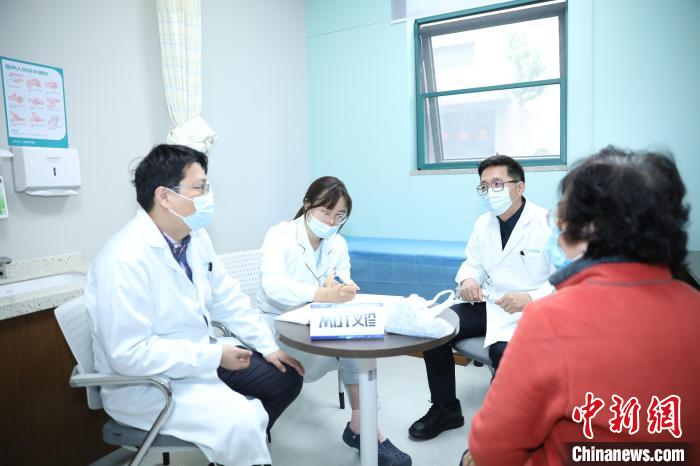 專家:多學(xué)科聯(lián)合診療破解帕金森診療痛點(diǎn)-易網(wǎng)健康<a href=http://www.fnaogov.cn/jkys/ target=_blank class=infotextkey>養(yǎng)生</a>網(wǎng) 專家:多學(xué)科聯(lián)合診療破解帕金森診療痛點(diǎn)
