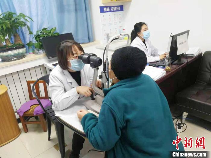 “僑愛心工程’”聚焦基層民生進(jìn)蘭州社區(qū) 居民家門口享眼健康服務(wù)-易網(wǎng)健康<a href=http://www.fnaogov.cn/jkys/ target=_blank class=infotextkey>養(yǎng)生</a>網(wǎng) “僑愛心工程’”聚焦基層民生進(jìn)蘭州社區(qū) 居民家門口享眼健康服務(wù)
