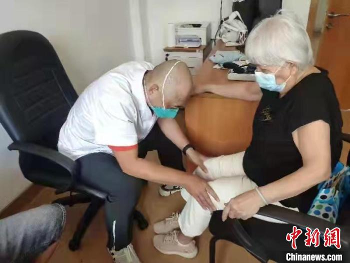 中華文化“瑰寶”中醫藥在毛里求斯綻放“健康之花”-易網健康<a href=http://www.fnaogov.cn/jkys/ target=_blank class=infotextkey>養生</a>網 中華文化“瑰寶”中醫藥在毛里求斯綻放“健康之花”