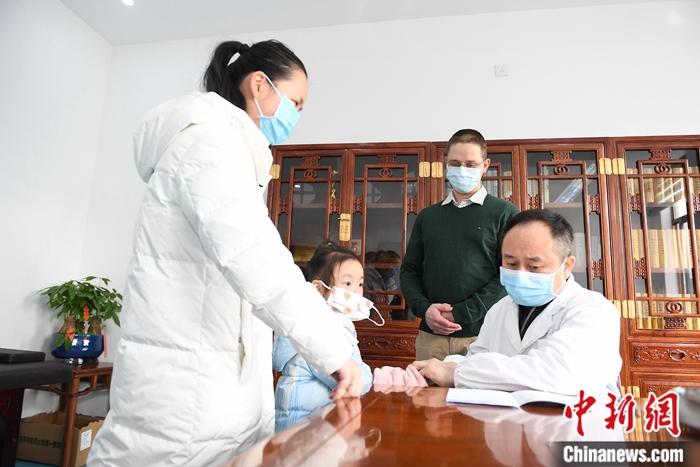 中醫藥頻遭爭議 “兒科圣手”張滌解讀“難以言說的痛”-易網<a href=http://www.fnaogov.cn/ target=_blank class=infotextkey>健康養生</a>網 中醫藥頻遭爭議 “兒科圣手”張滌解讀“難以言說的痛”