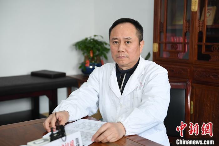 中醫藥頻遭爭議 “兒科圣手”張滌解讀“難以言說的痛”-易網健康<a href=http://www.fnaogov.cn/jkys/ target=_blank class=infotextkey>養生</a>網 中醫藥頻遭爭議 “兒科圣手”張滌解讀“難以言說的痛”