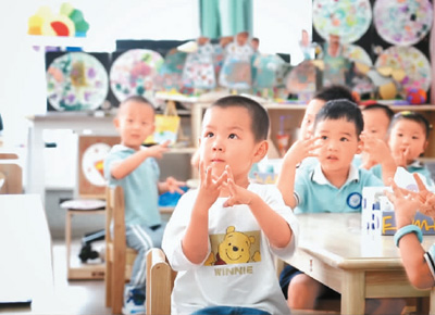 跟著媽媽去上班(我家的難事解決了·幼有所育)-易網<a href=http://www.fnaogov.cn/ target=_blank class=infotextkey>健康養生</a>網 跟著媽媽去上班(我家的難事解決了·幼有所育)