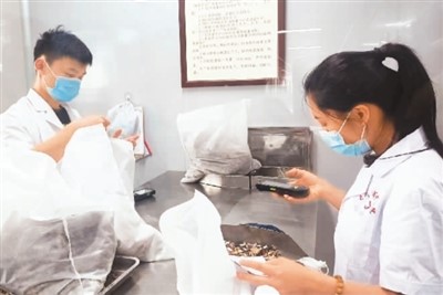 亳州中藥香萬(wàn)家-易網(wǎng)健康<a href=http://www.fnaogov.cn/jkys/ target=_blank class=infotextkey>養(yǎng)生</a>網(wǎng) 亳州中藥香萬(wàn)家