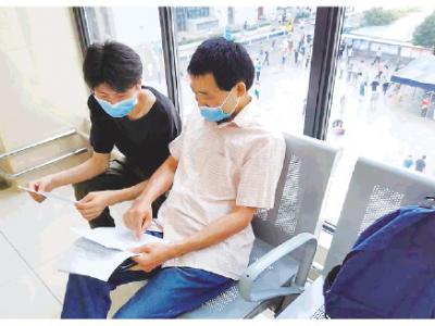 老人獨自就醫(yī)不便？可找“陪診師”相助