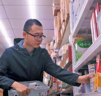 門店“觸網(wǎng)”機(jī)遇無限(體驗(yàn)·走近身邊小商戶·新時(shí)代·追夢(mèng)人)-易網(wǎng)<a href=http://www.fnaogov.cn/ target=_blank class=infotextkey>健康養(yǎng)生</a>網(wǎng) 門店“觸網(wǎng)”機(jī)遇無限(體驗(yàn)·走近身邊小商戶·新時(shí)代·追夢(mèng)人)