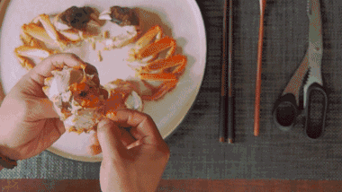 吃蟹是件風(fēng)雅事，正確的吃蟹方式是這樣的，誤食有害健康哦