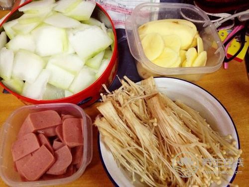 吃火鍋少不了金針菇,但是很多人吃法是錯(cuò)的 吃火鍋少不了金針菇,但是很多人吃法是錯(cuò)的
