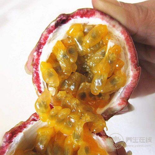 緩解便秘，百香果汁加點蜂蜜，讓你如廁更順暢