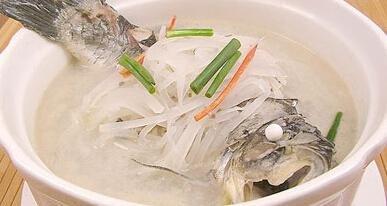 想要用鯽魚煲湯應(yīng)該怎么做味道和營養(yǎng)更好
