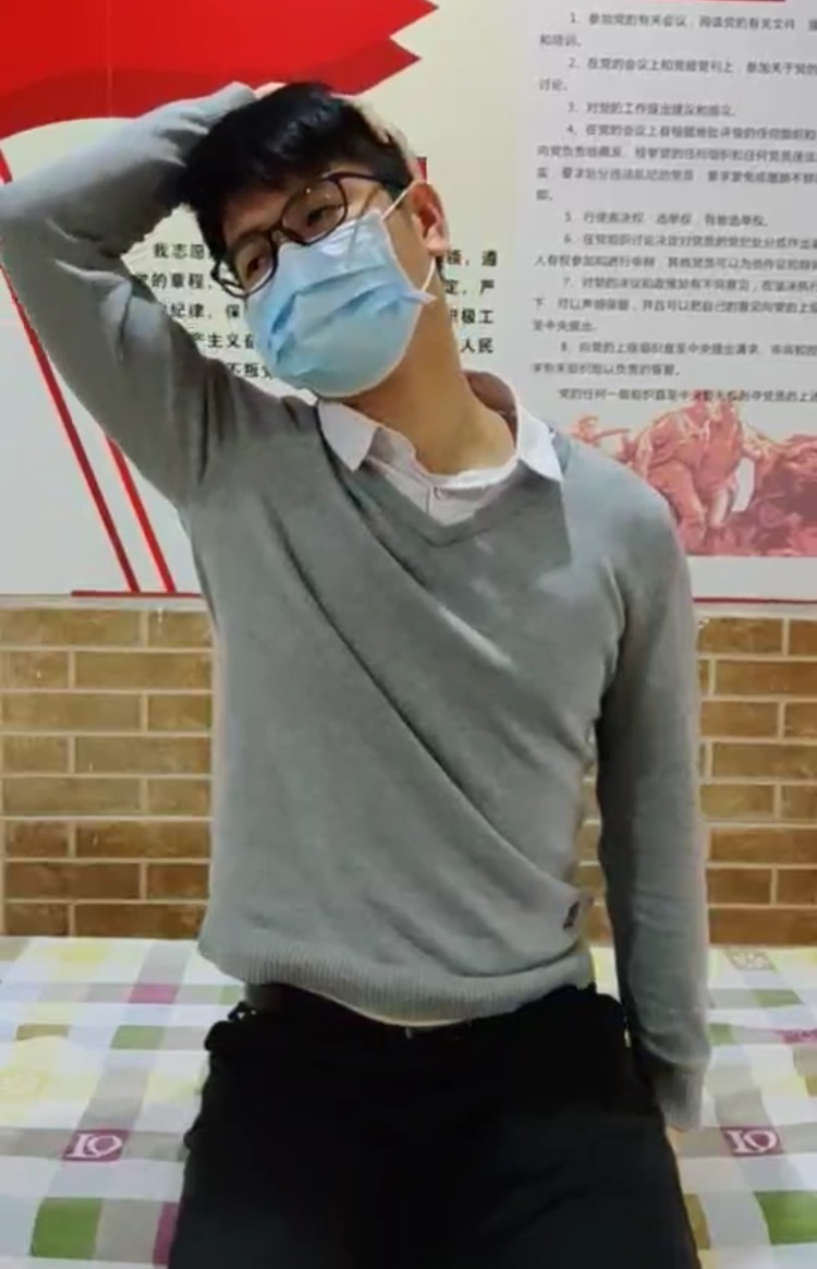 @低頭族、久坐族:起立!快來一起做做操-易網<a href=http://www.fnaogov.cn/ target=_blank class=infotextkey>健康養生</a>網 @低頭族、久坐族:起立!快來一起做做操