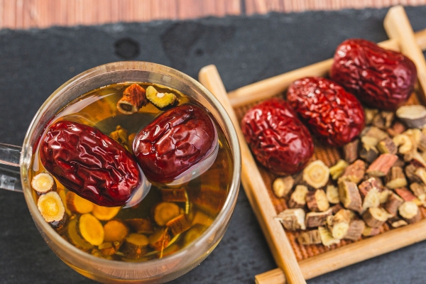 干紅棗助濕還是祛濕 紅棗泡水喝會加重濕氣嗎-易網(wǎng)<a href=http://www.fnaogov.cn/ target=_blank class=infotextkey>健康養(yǎng)生</a>網(wǎng) 干紅棗助濕還是祛濕 紅棗泡水喝會加重濕氣嗎