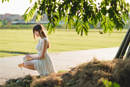 同學(xué)聚會朋友的未婚妻蹭我大腿 晚上喝醉酒來敲門尋歡作樂