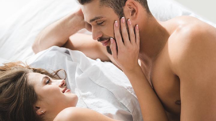 為什么男人迷戀房事 這幾個(gè)好處讓你愛(ài)上性生活-易網(wǎng)健康養(yǎng)生網(wǎng) 為什么男人迷戀房事 這幾個(gè)好處讓你愛(ài)上性生活