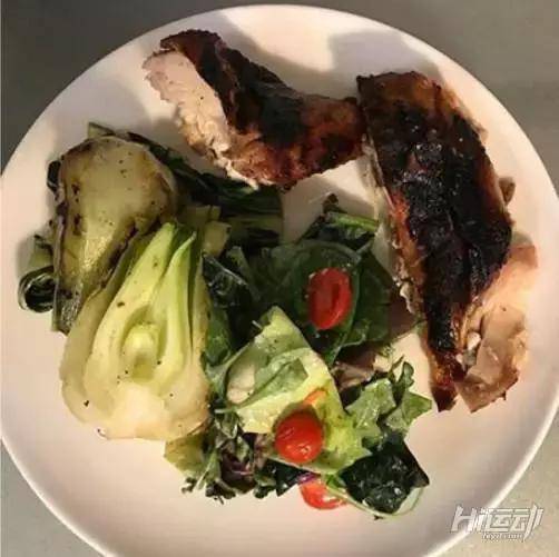 堅(jiān)持健身33年每天就吃這個(gè)，這樣的身材普通女人真沒有