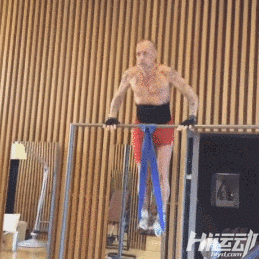 50歲堅持健身練好身材，輕松追到小20歲的模特女友！我差點就信了