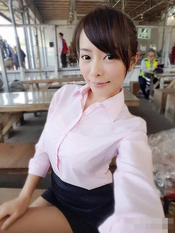 一字馬運動萌妹走紅 高顏值辣身材