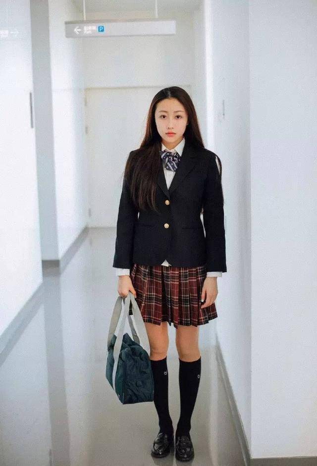 美女教師尺度健身照 學(xué)生如何把持