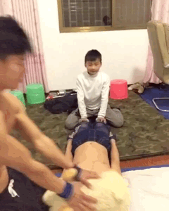 看搬磚小哥如何在工地健身 大寫的牛！