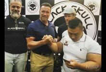 因蔑視施瓦辛格被人批評！不過他身材真壯，刷個綠漆就是綠巨人