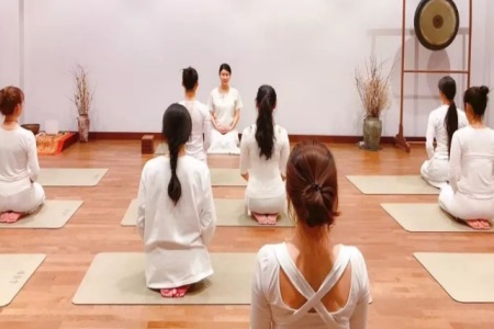 羨慕女明星生完孩子依舊少女，孕婦練習瑜伽改善體態